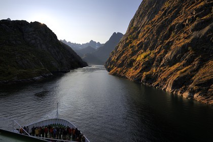Norvège, Nordland, Iles Lofoten, l'Hurtigruten (l'express côtier) progressant dans le très etroit fjord Trollfjord en bordure du Raftsundet