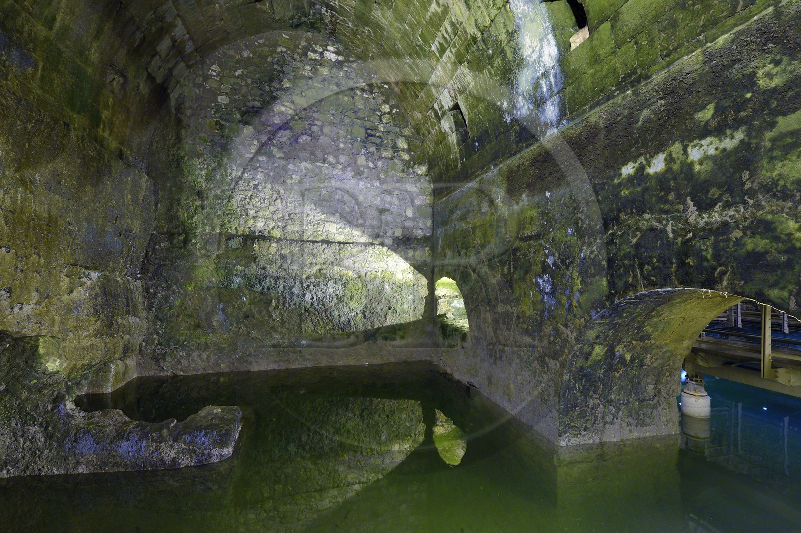 Israel, Jérusalem, ville sainte, vieille-ville classée Patrimoine Mondial de l'UNESCO, souterrain du Kotel qui longe le Mur occidental, ancienne piscine de l'époque romaine