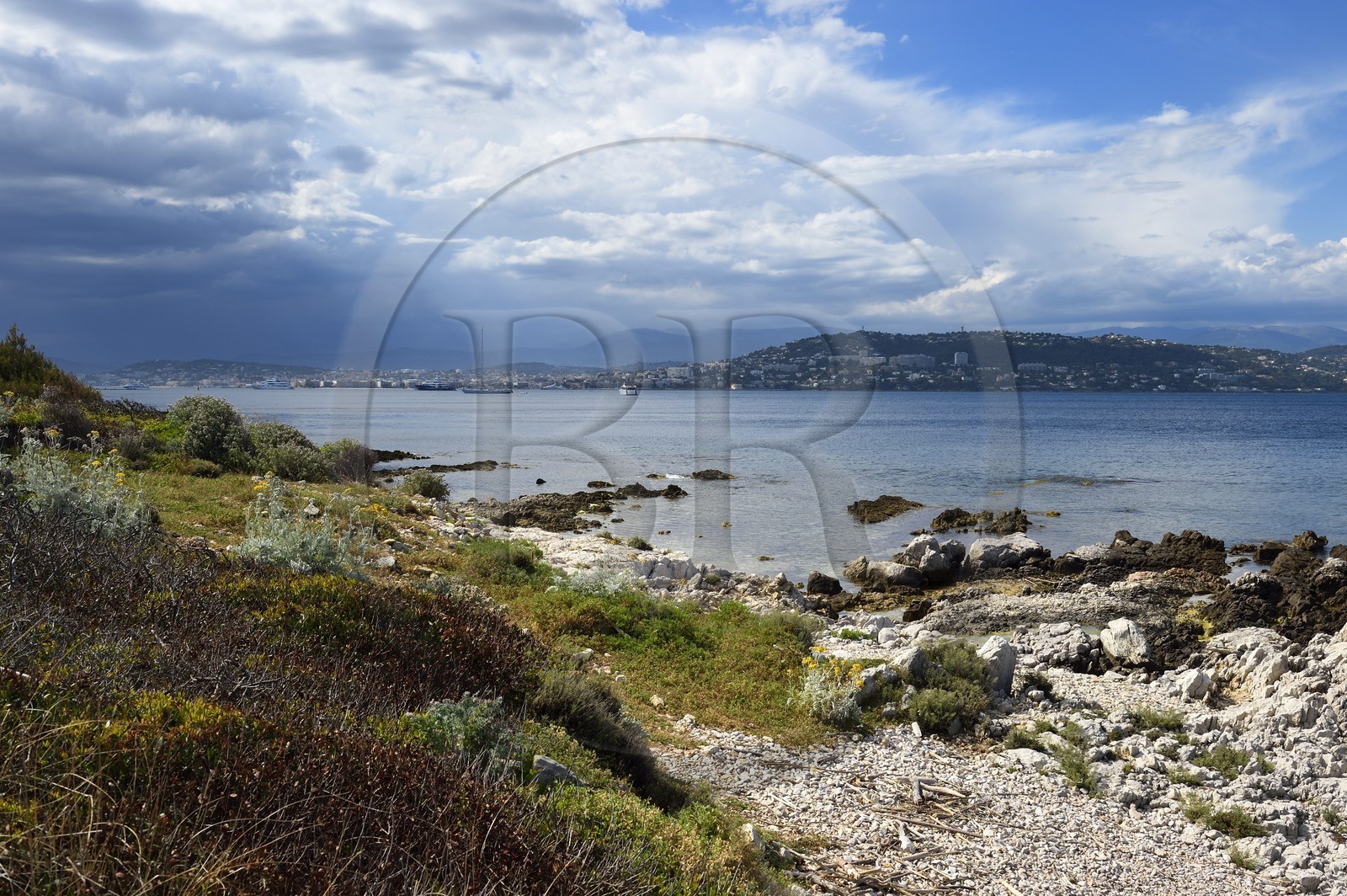 France, Alpes-Maritimes (06), Cannes, Iles de Lérins, ponton du port de l'IIe Sainte-Marguerite, vue sur la côte et Cannes
