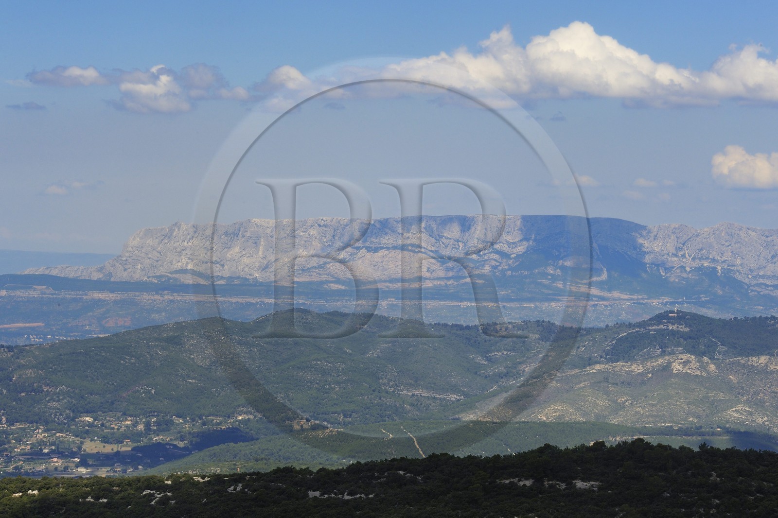 France, Var (83), la montagne de la Sainte Victoire en arrière plan