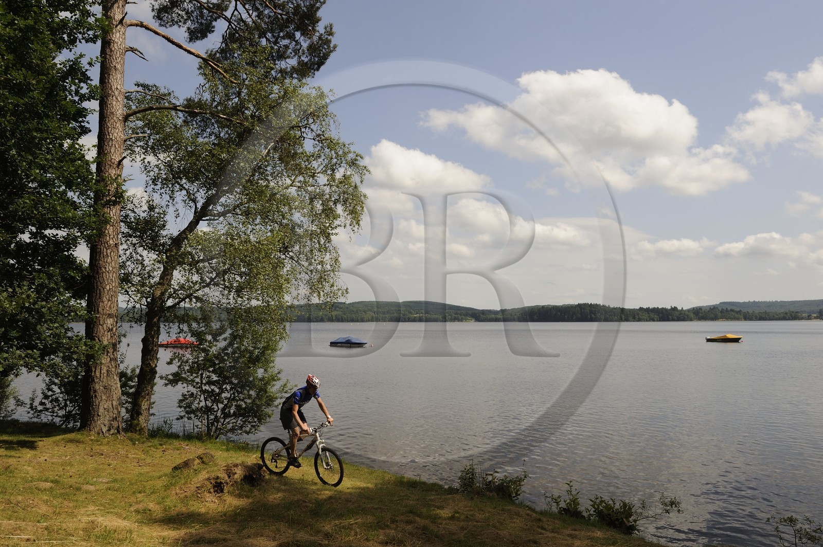 France, Nièvre (58), lac des Settons, découverte à vélo
