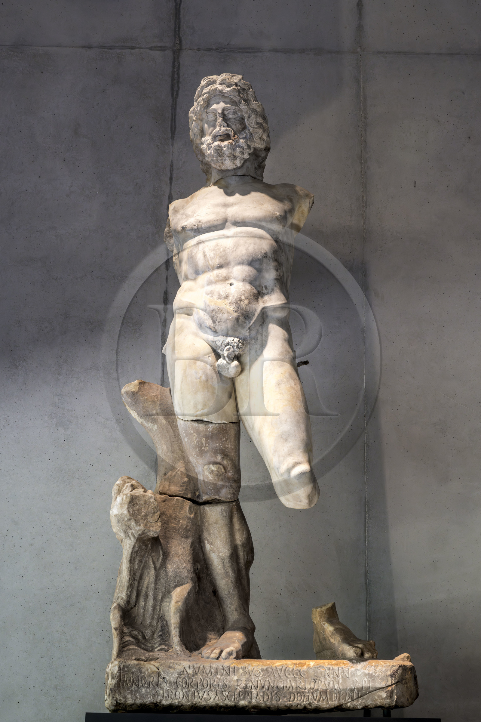 France, Bouches-du-Rhône (13), Arles, musée départemental Arles antique, statue de Neptune (IIe siècle remployé au IIIe siècle) trouvé lors des fouilles du Rhone en 2007