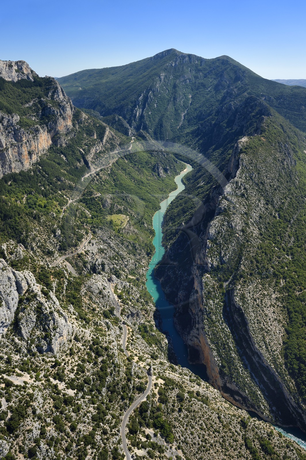 Var (83) rive gauche et Alpes-de-Haute-Provence (04) rive droite, Parc Naturel Régional du Verdon, le Grand Canyon des Gorges du Verdon entre Le Galetas et le Cirque de Vaumale en arrière plan (vue aérienne)