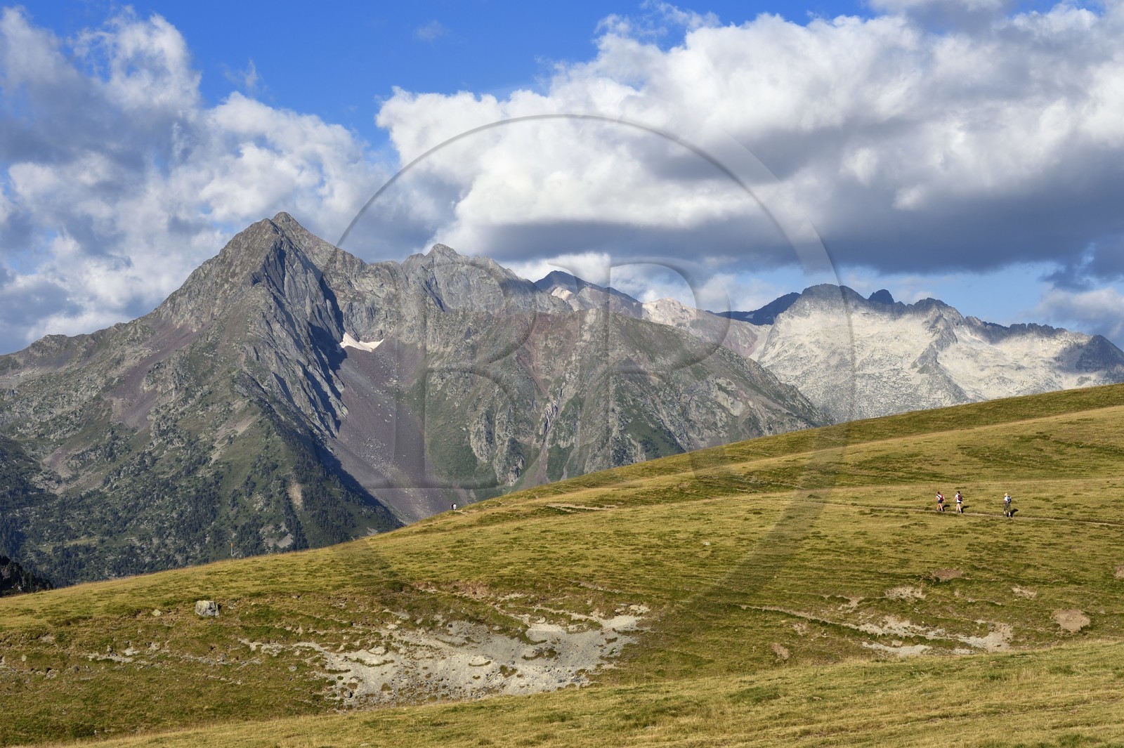 France, Hautes-Pyrénées (65), Saint-Lary-Soulan et Vielle-Aure, randonnée sur une variante du GR10 entre le col de Portet et les lacs de Bastan en bordure de la réserve naturelle de Néouvielle en arrière plan