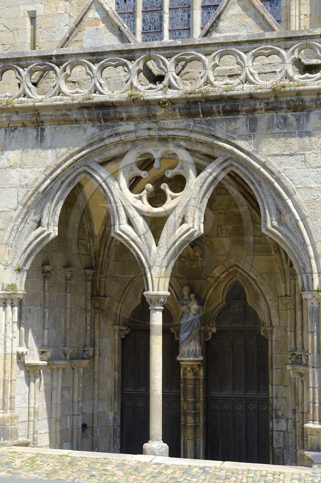 France, Côtes-d'Armor (22), Tréguier, le porche ouest de la cathédrale Saint-Tugdual