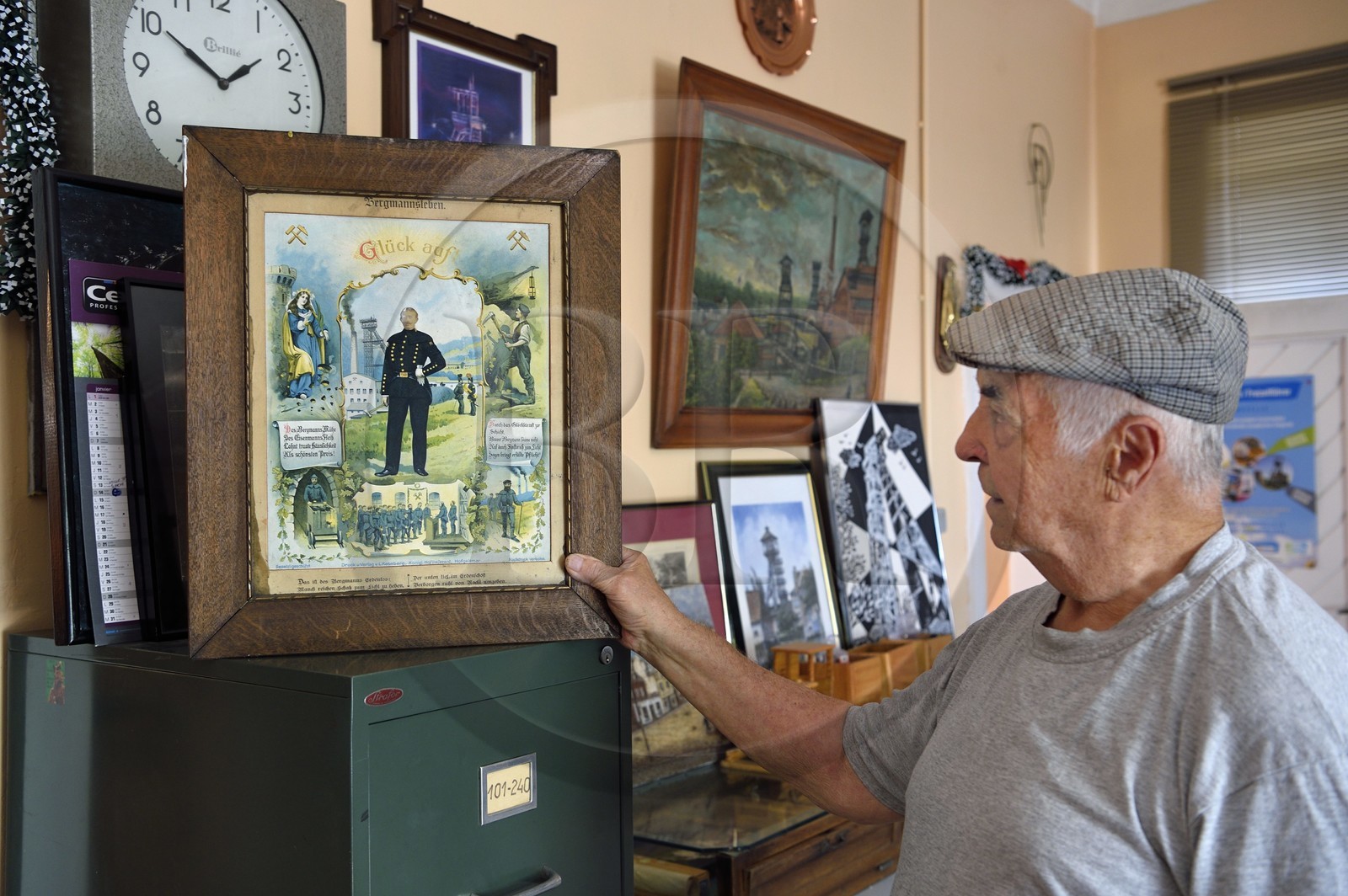 France, Moselle (57), Petite-Rosselle, association les amis du puits St Charles, l'ancien mineur Alfred Rothenmacher, la salutation du mineur Glück Auf qui signifie bonne remontée