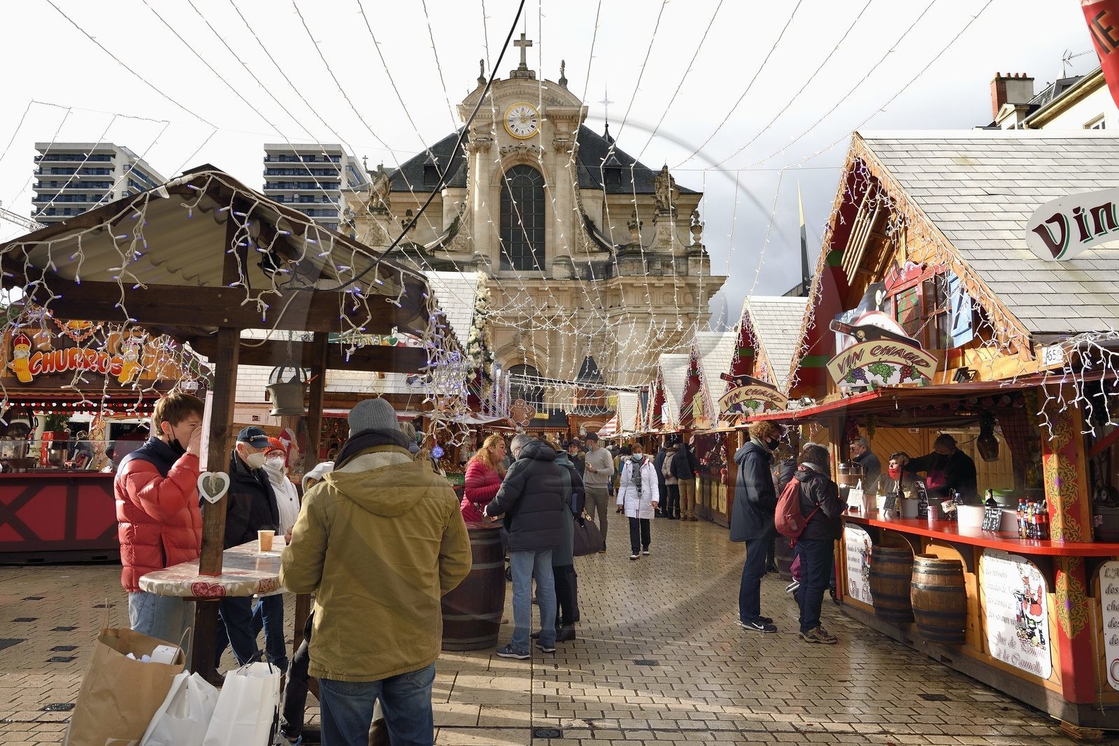France, Meurthe-et-Moselle (54), Nancy, marché de la Saint-Nicolas et de Noël sur la place Charles-III, stands vendant du vin chaud et à manger