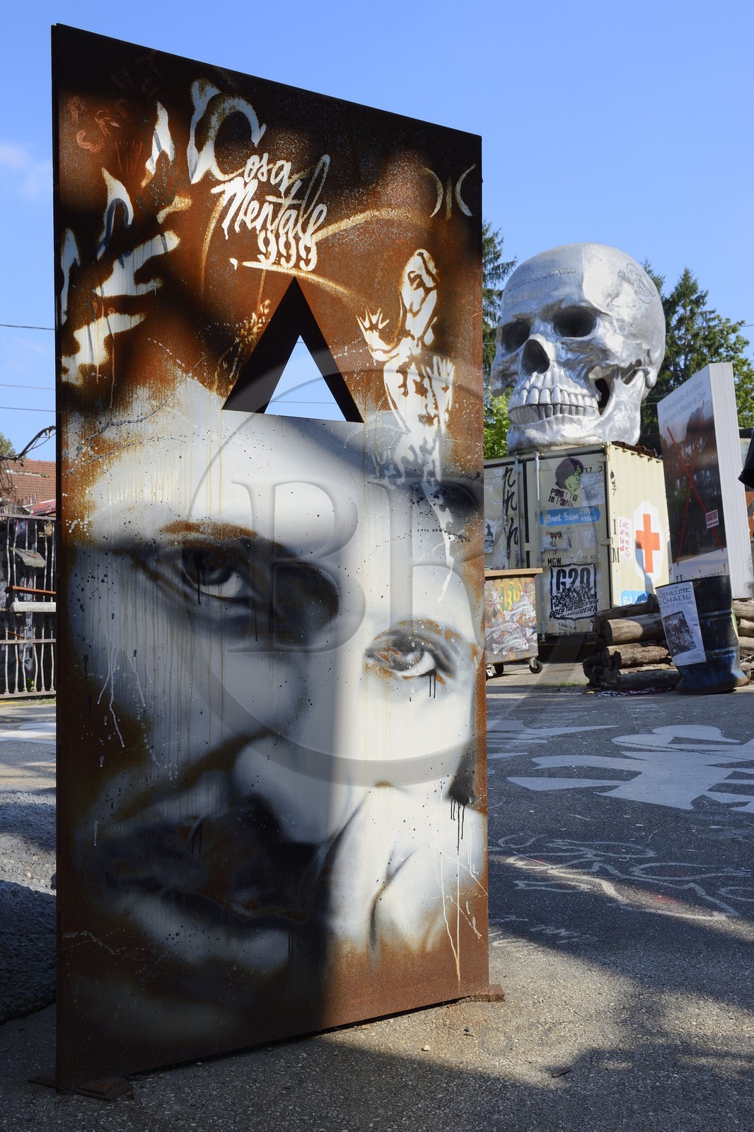 France, Rhône (69), Saint-Romain-au-Mont-d'Or, la Demeure du Chaos, l'œuvre d'art est basé sur la transformation sans fin de la maison du XVIIème siècle de l'artiste plasticien Thierry Ehrmann en une réplique de zone de guerre à l'image du monde présent