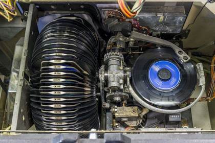 France, Vendée (85), Fontenay-le-Comte, la boutique Vinyles 85 rue des Orfèvres vend des disques vinyles neufs et d'occasions, jukebox vintage