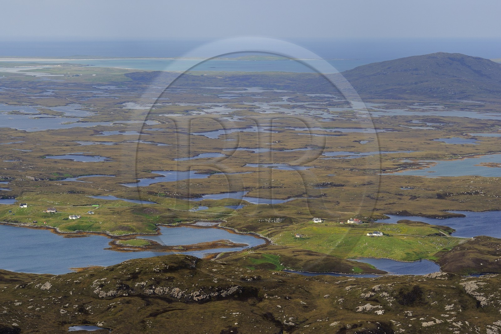 Royaume-Uni, Ecosse, Hébrides extérieures, Ile de North Uist recouvert d'une mosaïque de tourbières, basses collines et lochs (vue aérienne)