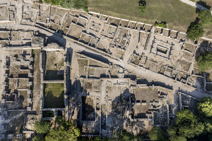France, Bouches-du-Rhône (13), Parc Naturel Régional des Alpilles, Saint-Rémy-de-Provence, site archéologique de Glanum, le quartier Nord (vue aérienne)