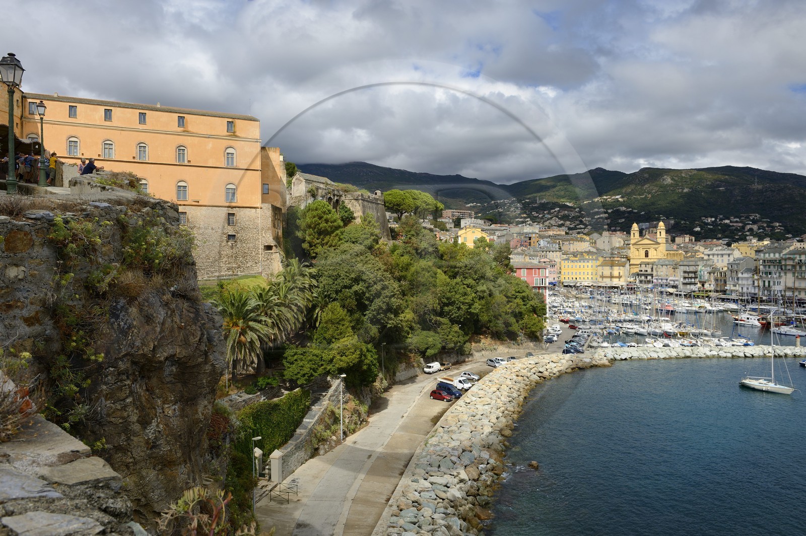 France, Haute-Corse (2B), Bastia, la Citadelle quartier de Terra-Nova, l'ancien palais des gouverneurs génois qui héberge le Musée d'Histoire de Bastia et le Vieux-Port dominé par l'église Saint-Jean-Baptiste
