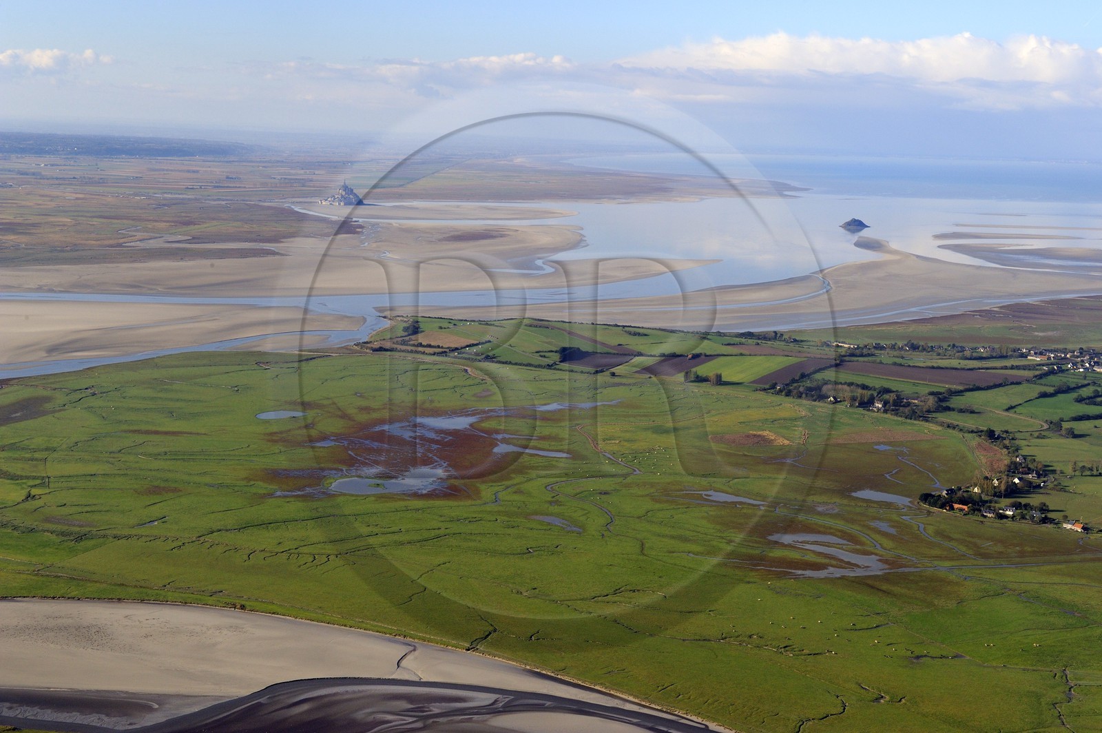 France, Manche (50), Baie du Mont-Saint-Michel, classée Patrimoine Mondial de l'UNESCO, le Mont-Saint-Michel et Ile de Tombelaine à marée basse, l'embouchure de la rivière Sée et Sélune en premier plan (vue aérienne)