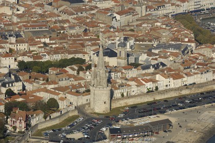 France, Charente-Maritime (17), La Rochelle, la Tour de la Lanterne (vue aérienne)
