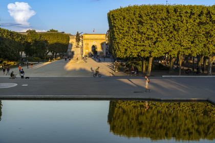France, Hérault (34), Montpellier, centre historique appelé l’Ecusson, place Royale ou promenade du Peyrou, l'Arc de Triomphe (XVIIème siecle) et la statue équestre de Louis XIV en arrière plan
