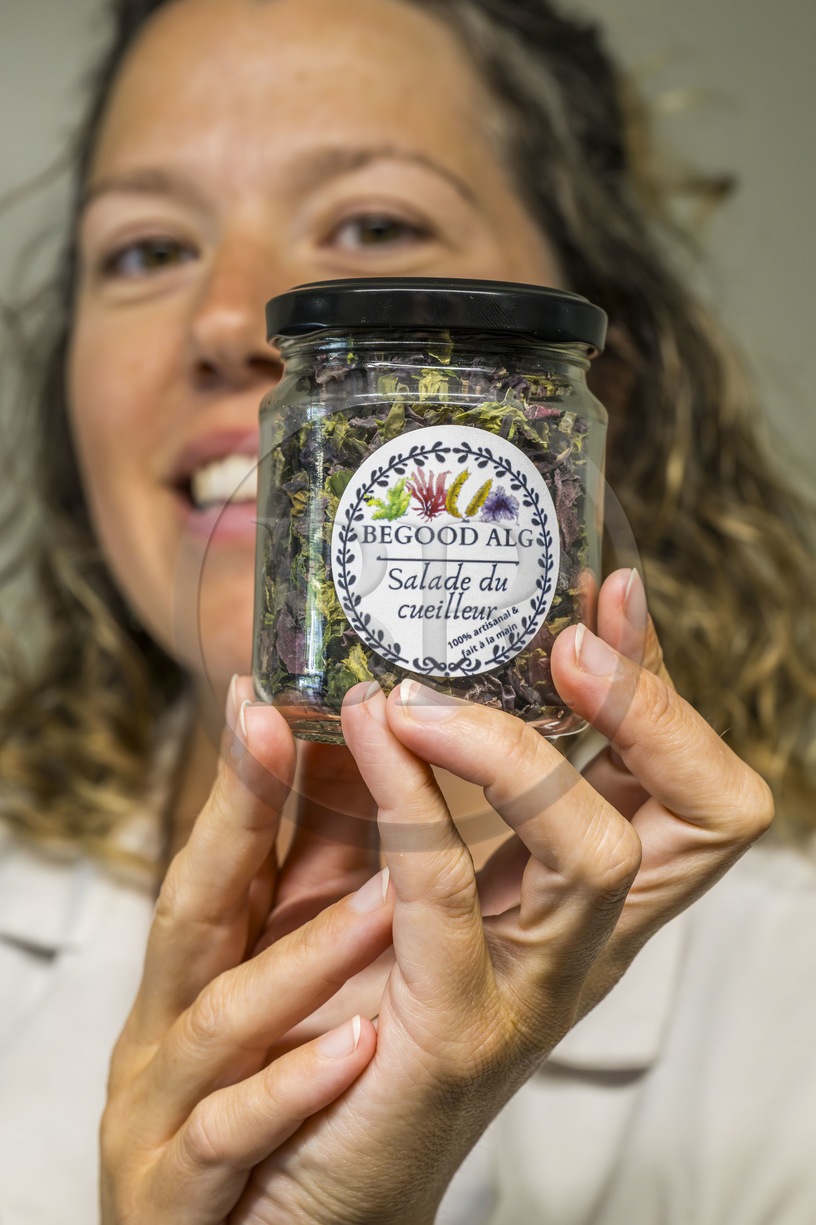 France, Finistère (29), Pays Bigouden, Plozévet, Lucie Mandon co créatrice de Begood Alg, fabrication de tartares d'algues et condiments dans l'atelier