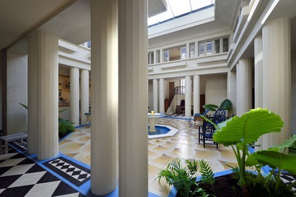 France, Pyrénées-Atlantiques (64), la côte du Pays-Basque, Ciboure, la Villa Art déco Leihorra dessiné par l'architecte Joseph Hiriart 1926, le patio intérieur