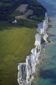 Royaume-Uni, Angleterre, Kent, baie de St.Margaret, falaises blanches de Douvres et le phare de South Foreland (vue aérienne)