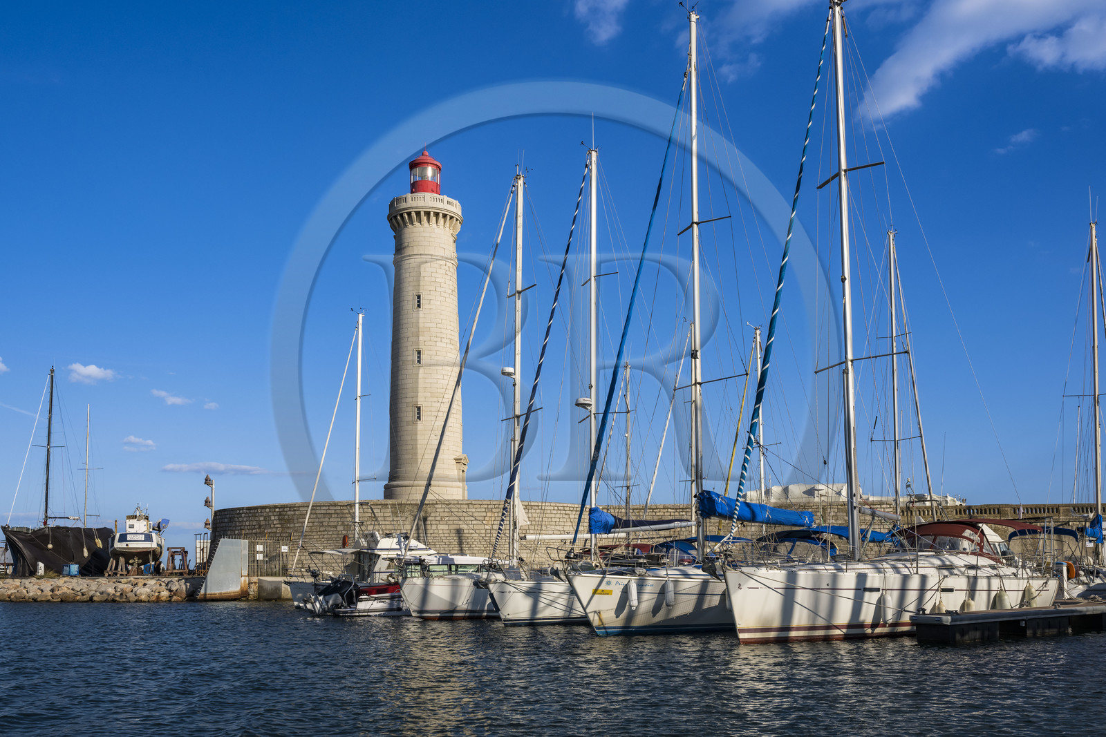 France, Hérault (34), Sète, le port de plaisance et le phare du mole Saint-Louis