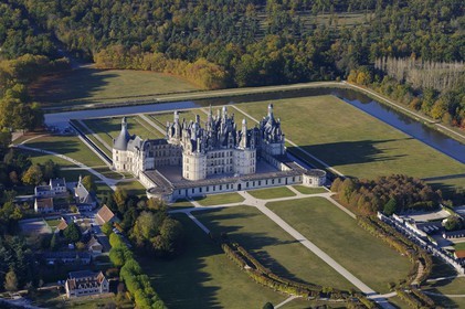 France, Loir et Cher (41), Vallée de la Loire classée Patrimoine Mondial de l' UNESCO, château de Chambord, façade Est (vue aérienne)