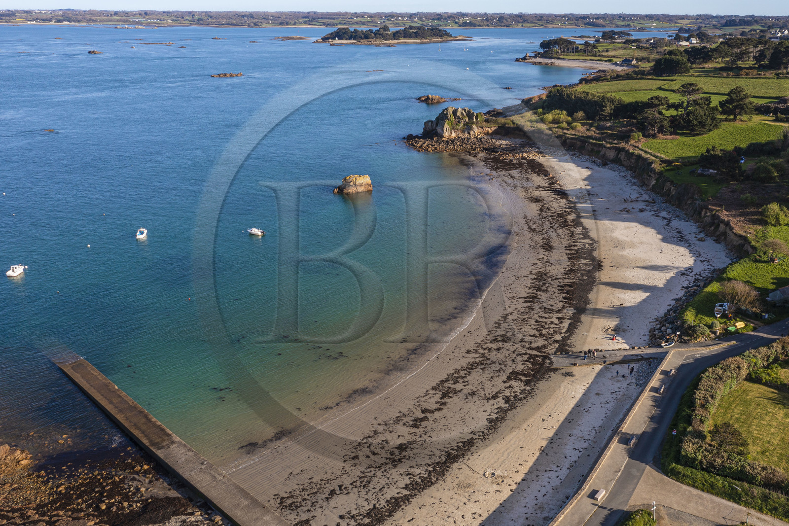 France, Côtes-d'Armor (22), Côte d'Ajoncs, Plougrescant, la plage de Porz Hir ou Pors-hir sur le chemin de Grande Randonnée GR 34 (vue aérienne)