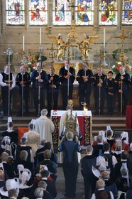 France, Finistère (29), Locronan, labellisé Les Plus Beaux Villages de France, procession de la petite Troménie, arrivée de la châsse reliquaire contenant les côtes reliquaires de Saint-Ronan à l'église