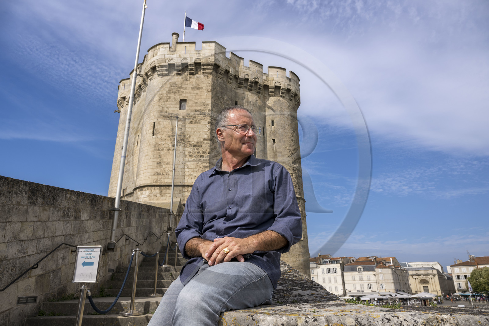 France, Charente-Maritime (17), La Rochelle, la Tour Saint-Nicolas protège l'entrée du Vieux Port, l’écrivain et historien local Mickael Augeron