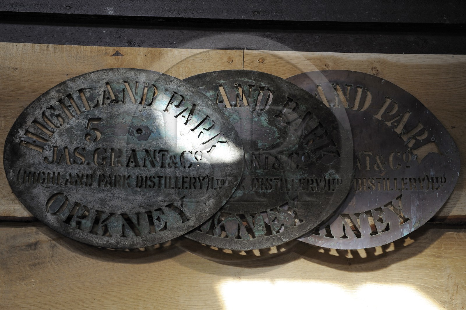 Royaume-Uni, Ecosse, Iles Orcades, Kirkwall, distillerie de whisky Highland Park, modèle pour le marquage des tonneaux