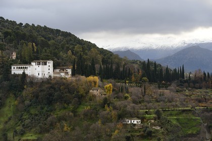Espagne, Andalousie, Grenade, Generalife de l'Alhambra, classé Patrimoine Mondial de l'UNESCO, et les montagnes de la Sierra Nevada