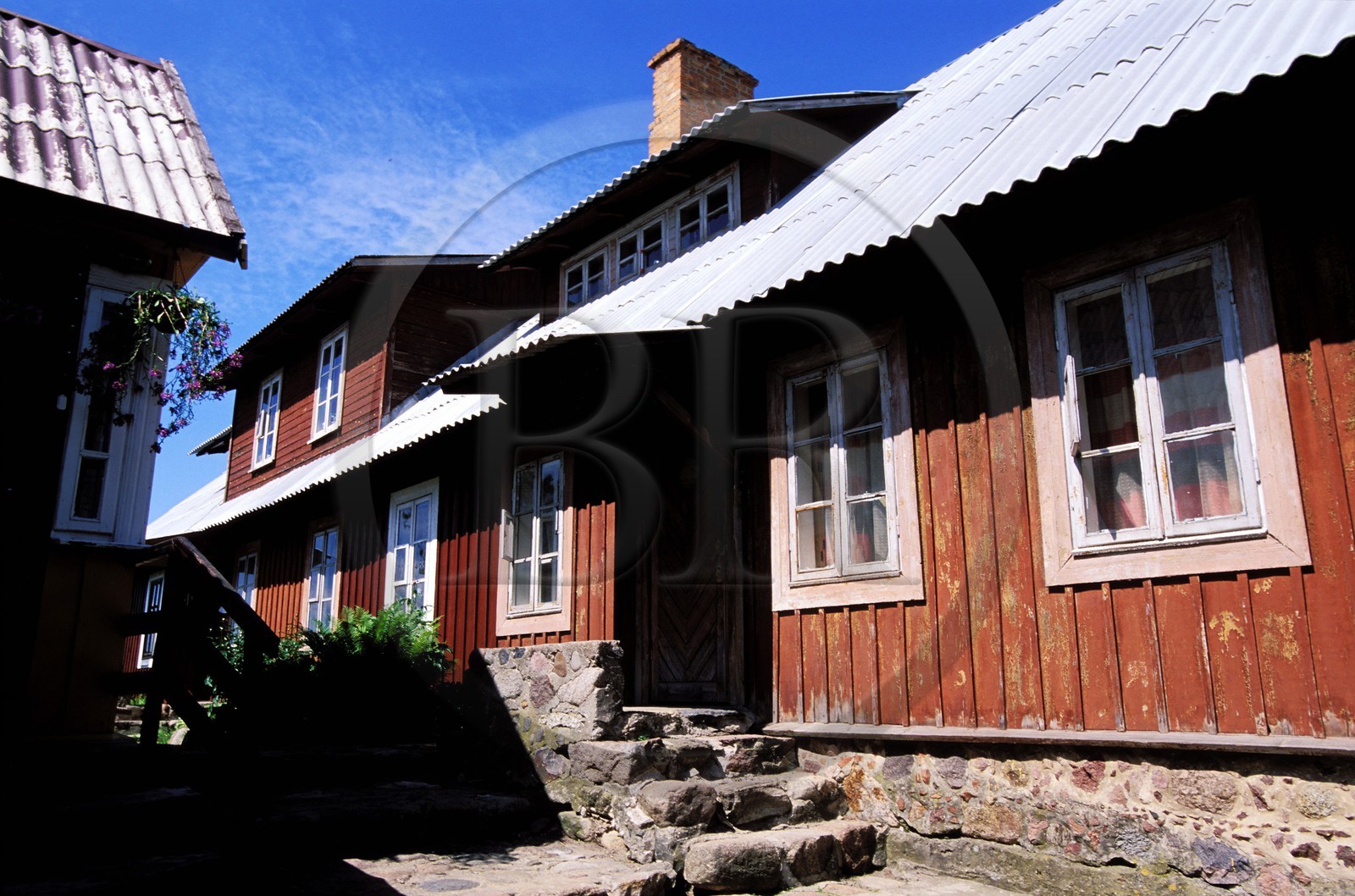 Lituanie (Pays Baltes), Trakai, maisons en bois de la rue principale de Trakai où vivaient les Karaïtes