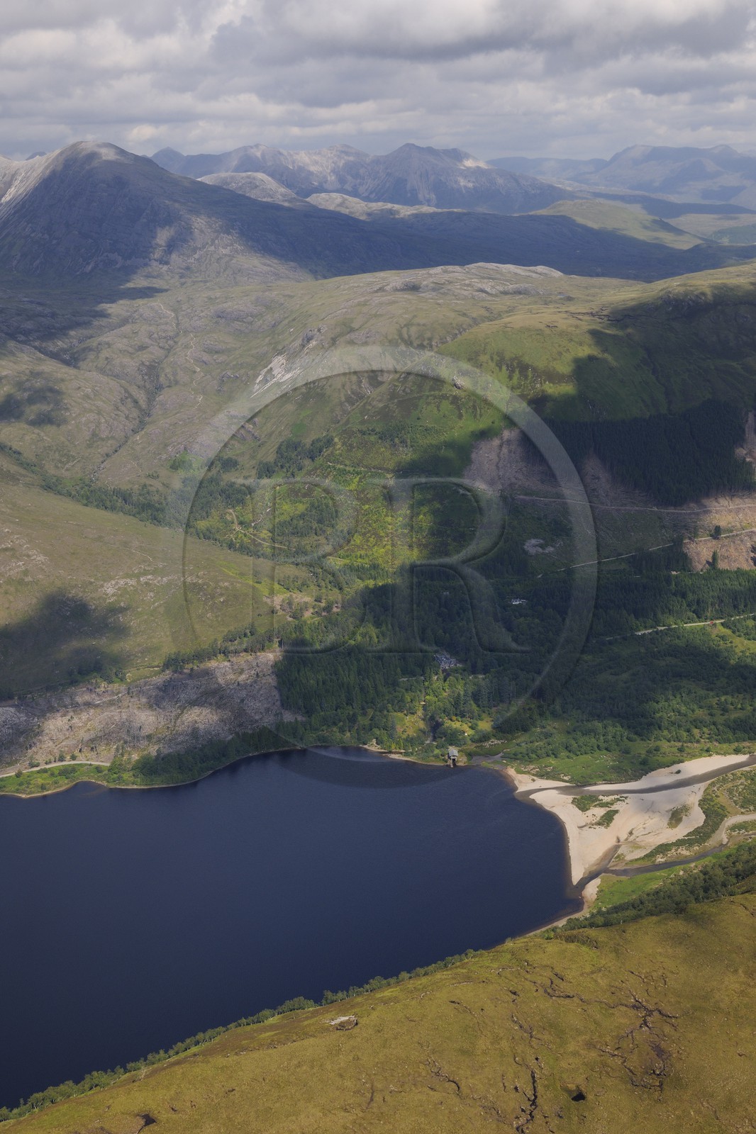 Royaume-Uni, Ecosse, Highland, Loch Dughaill et montagnes du Wester Ross (vue aérienne)