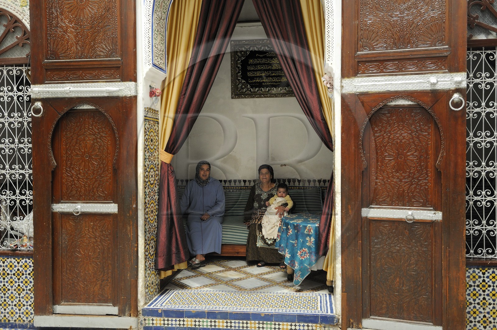 Maroc, Moyen Atlas, Fès, ville impériale, médina classée Patrimoine Mondial de l'UNESCO, Fès el Bali, intérieur du riad familial Lalla Fatéma qui fait chambres d'hôtes, le salon
