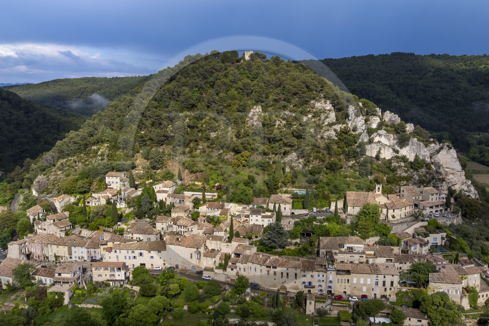 France, Vaucluse (84), Dentelles de Montmirail, le village médiéval de Séguret, labellisé Les Plus Beaux Villages de France (vue aérienne)