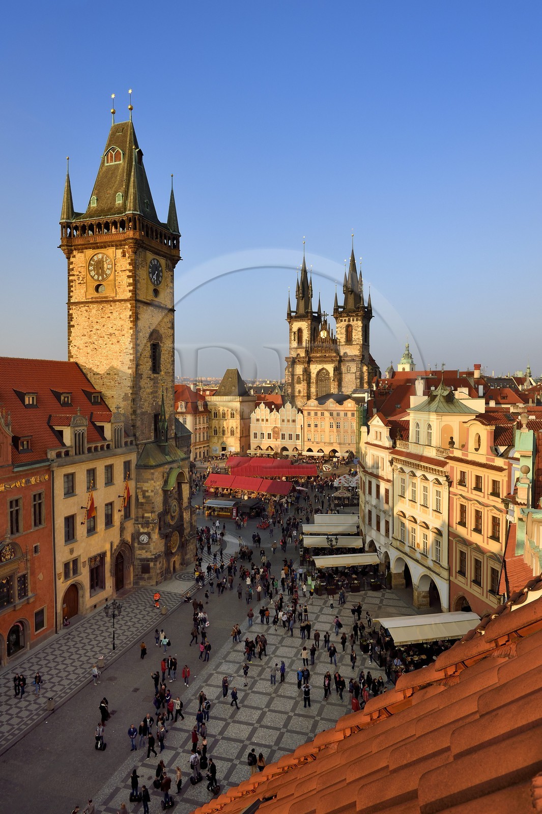 République Tchèque, Prague, centre historique classé Patrimoine Mondial de l'UNESCO, la vieille ville (Stare Mesto), place de la vieille ville (Staromestske namesti), l'hôtel de Ville et l'église Notre-Dame-du-Tyn