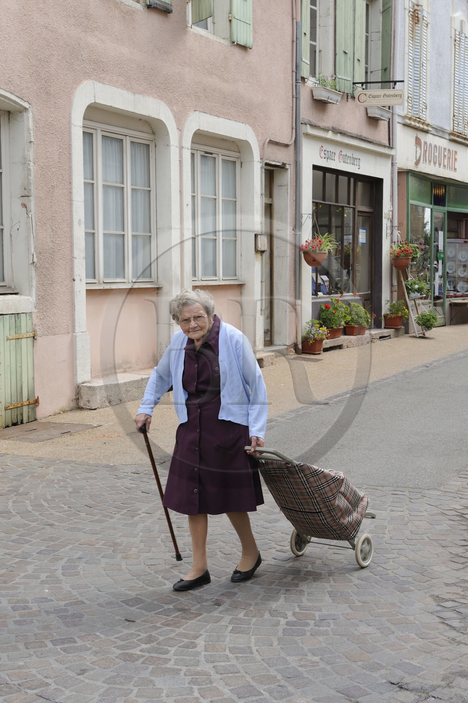 France, Saône et Loire (71)France, Saône et Loire (71), le village du livre Cuisery, vieille dame dans la rue principale