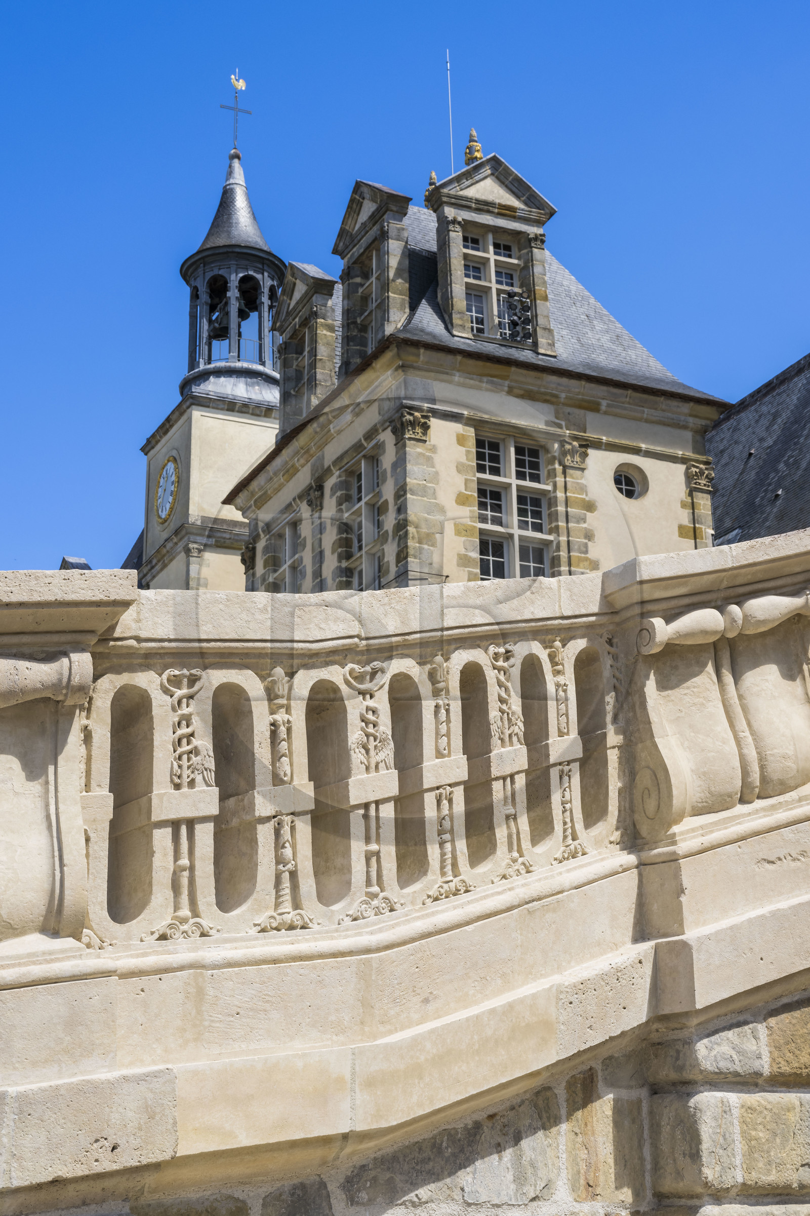 France, Seine-et-Marne (77), Fontainebleau, chateau de Fontainebleau, classé Patrimoine Mondial par l'UNESCO, Cour du Cheval blanc, escalier du Fer-à-cheval réalisé en 1550 par Philibert Delorme puis refait entre 1632 et 1634 par Jean Androuet du Cerceau, il est composé de deux monumentales volées chantournées parallèles de 46 marches