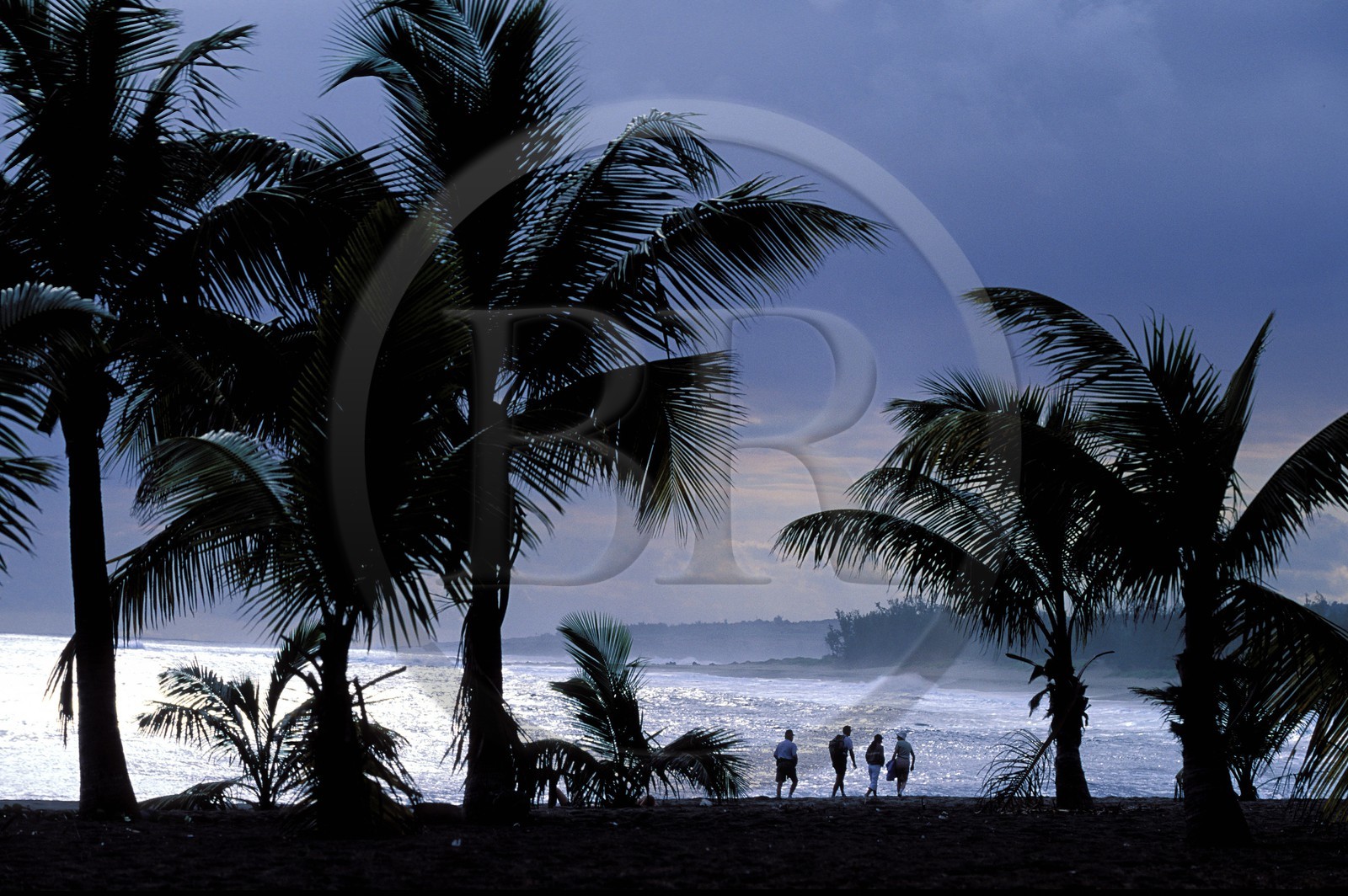 France, île de la Réunion, la plage de sable noir d'Etang-Sale-les-Bains