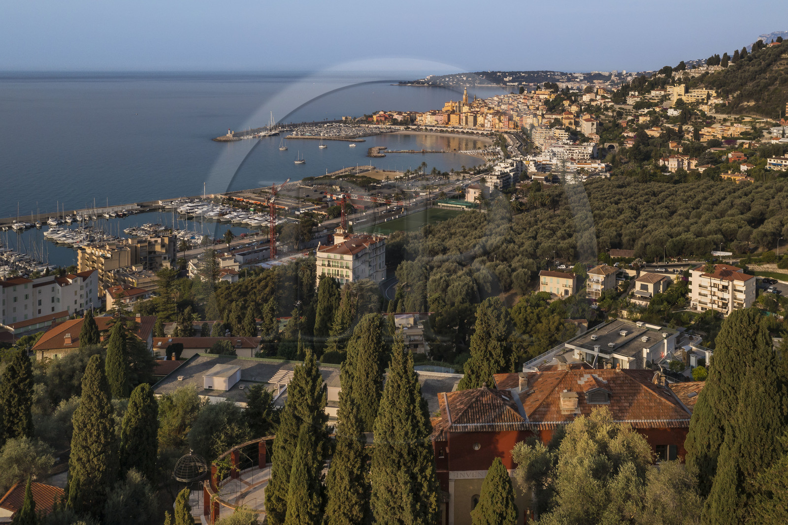 France, Alpes-Maritimes (06), Menton, Domaine des Colombieres, vue sur la ville depuis le domaine (vue aérienne)