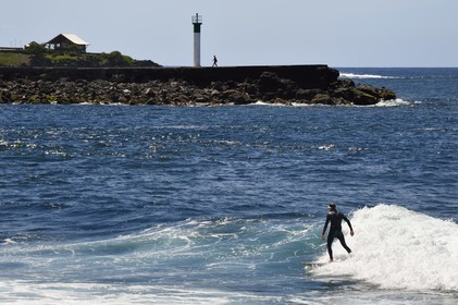 France, Ile de la Reunion, ville de Saint-Pierre, surfeurs à la sortie du port