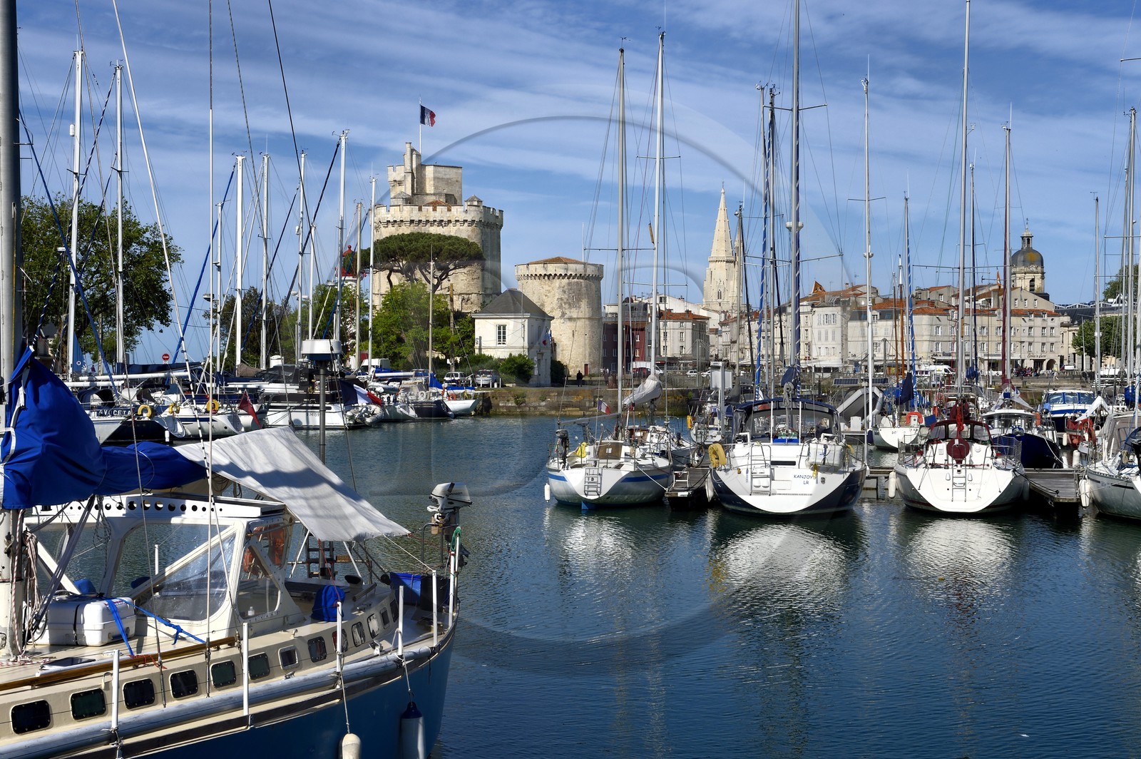 France, Charente-Maritime (17), La Rochelle, la Tour Saint-Nicolas à gauche et la Tour de la Chaîne à droite protègent l'entrée du Vieux Port, la tour de la Lanterne en arrière plan