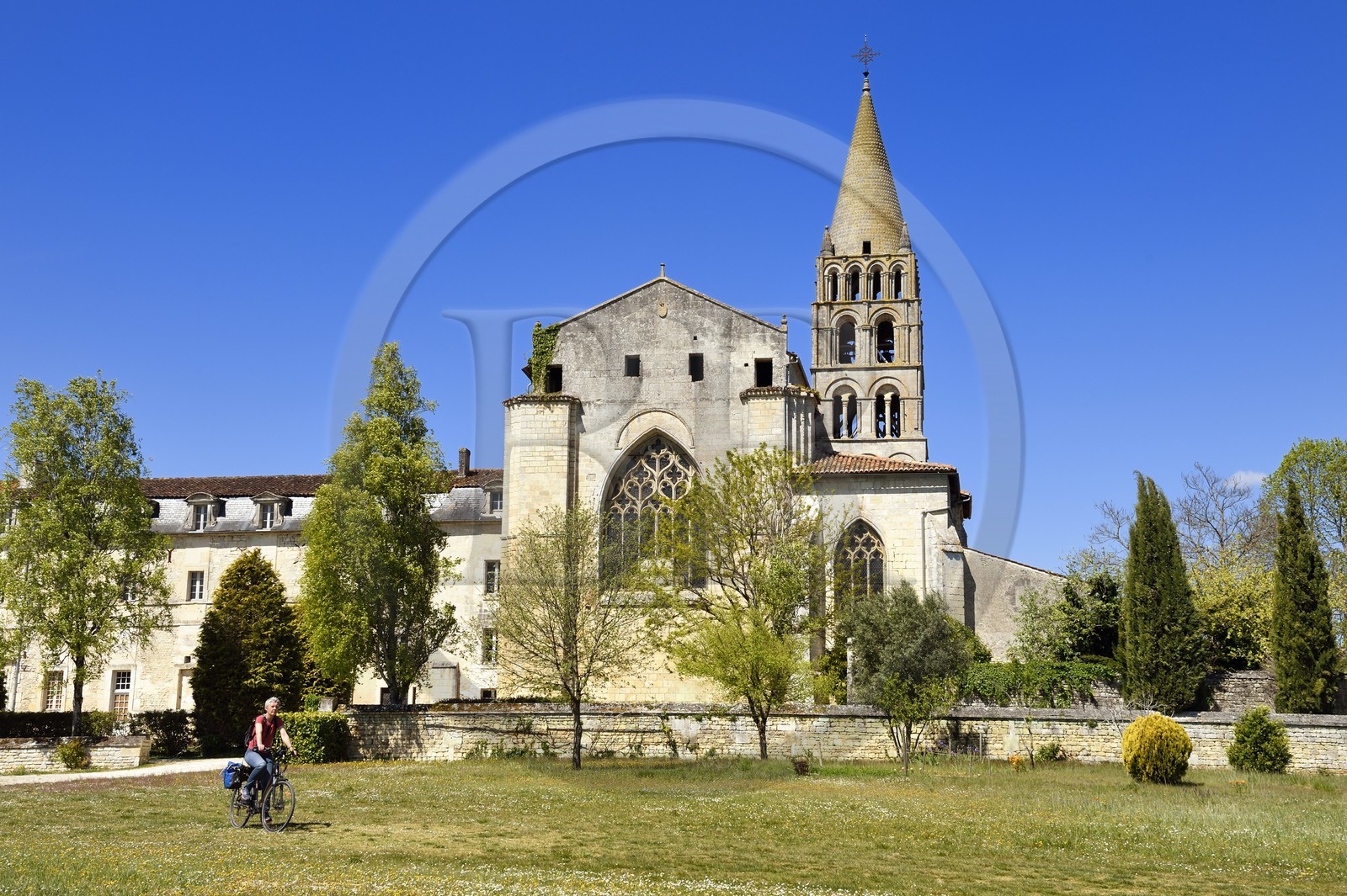 France, Charente (16), Bassac, l'abbaye Saint-Étienne de Bassac est une ancienne abbatiale du diocèse de Saintes, cyclistes sur la véloroute La Flow Vélo