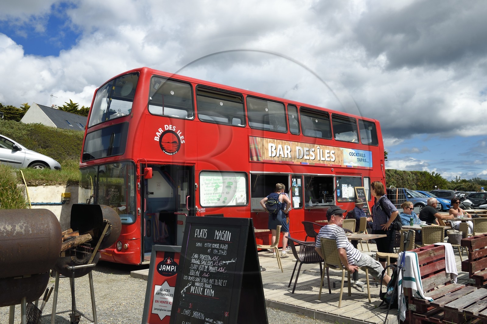 France, Finistère (29), Moelan-sur-Mer, le restaurant bus Le Bar des Iles sur la plage de Trenez