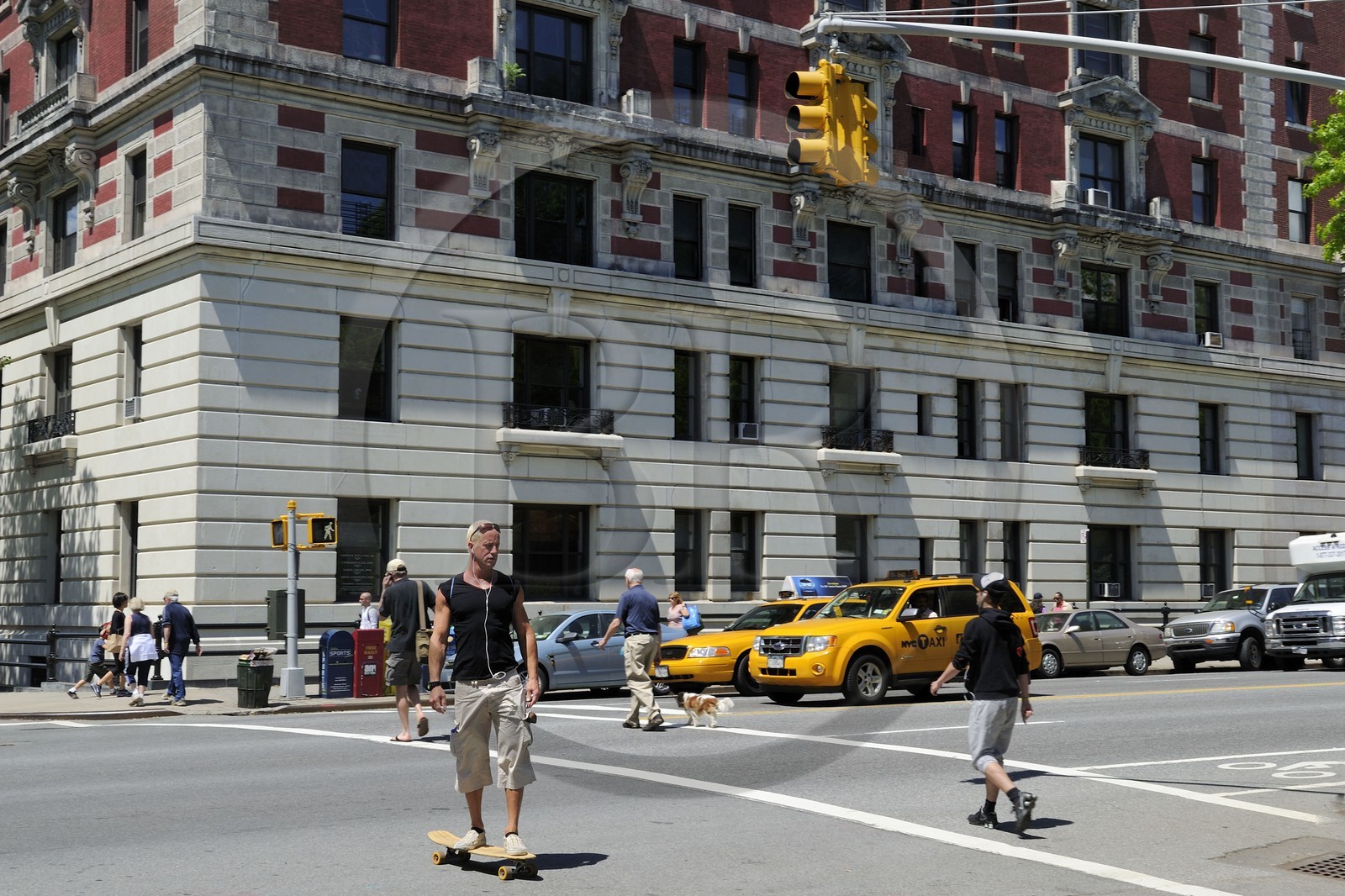 Etats-Unis, New York, Manhattan, Upper West side, skateboarder  à l'angle de Central Park West et 85ème Rue