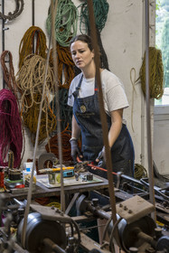 France, Drôme (26), Drôme provençale, Nyons, La Scourtinerie, dernière manufacture de scourtins de Provence, filtres traditionnels utilisés dans la fabrication de l'huile d'olive mais conçus aussi aujourd'hui comme objets de décoration en fibre de coco, fabrication de scourtins dans leur atelier sur des machines faites sur mesure, Sophie Villeneuve-Fert
