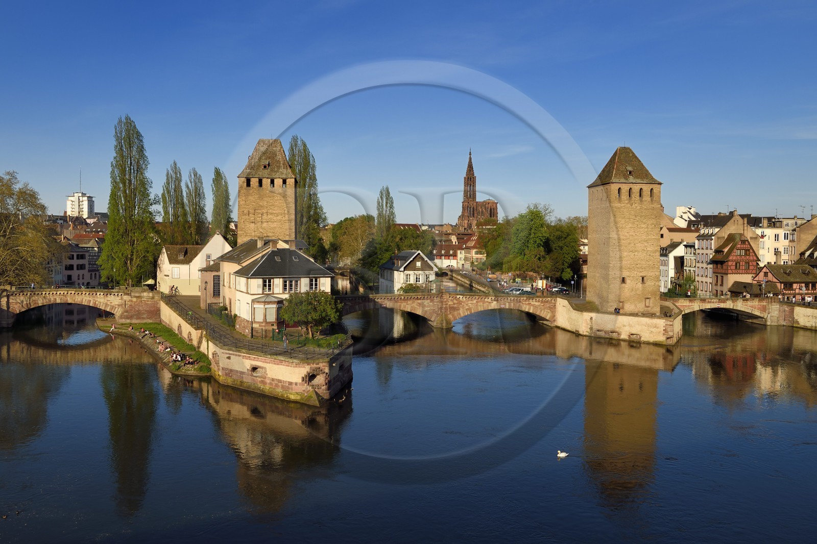 France, Bas Rhin (67), Strasbourg, vieille ville classée au Patrimoine Mondial de l'UNESCO, quartier de la Petite France, les Ponts Couverts et la cathédrale Notre Dame en arrière plan
