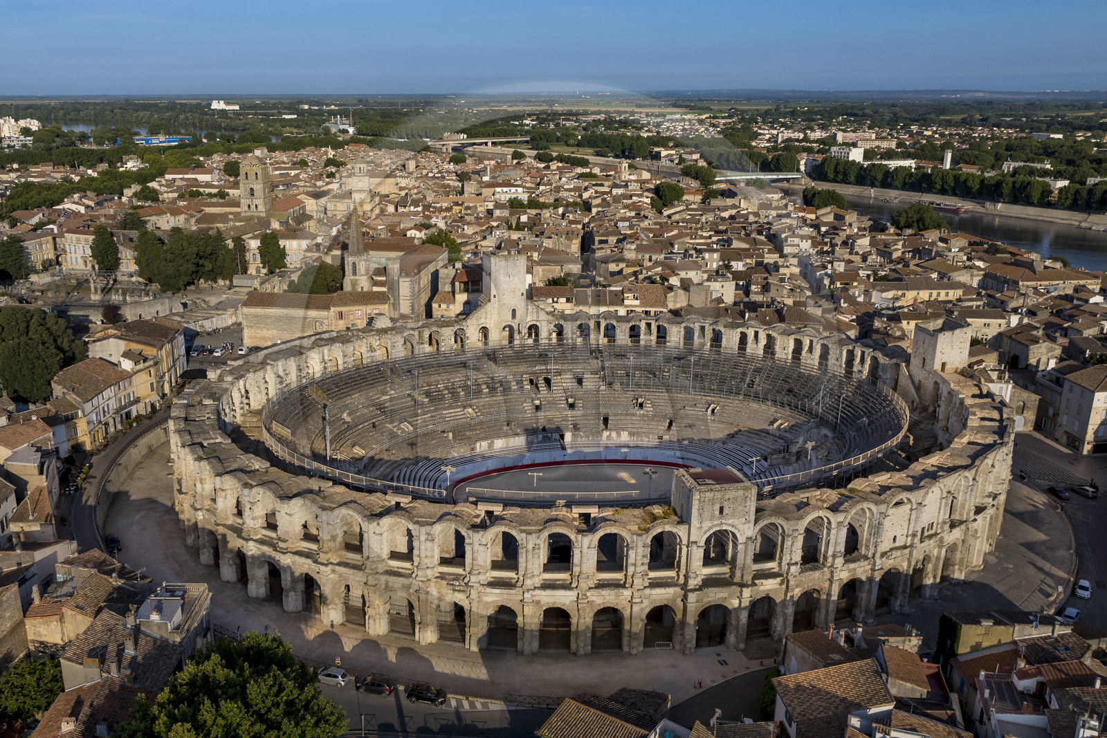 France, Bouches-du-Rhône (13), Arles, les Arènes, amphithéatre romain construit vers 80-90 apr. J.-C., classé Patrimoine Mondial de l'UNESCO, au coeur de la vieille ville (vue aérienne)