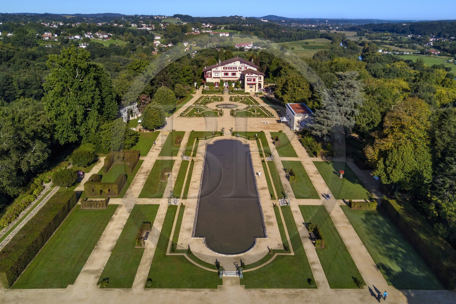 France, Pyrénées-Atlantiques (64), Pays-Basque, Cambo-les-Bains, la Villa Arnaga et  son jardin à la française, musée et maison d'Edmond Rostand de style néo-basque (vue aérienne)