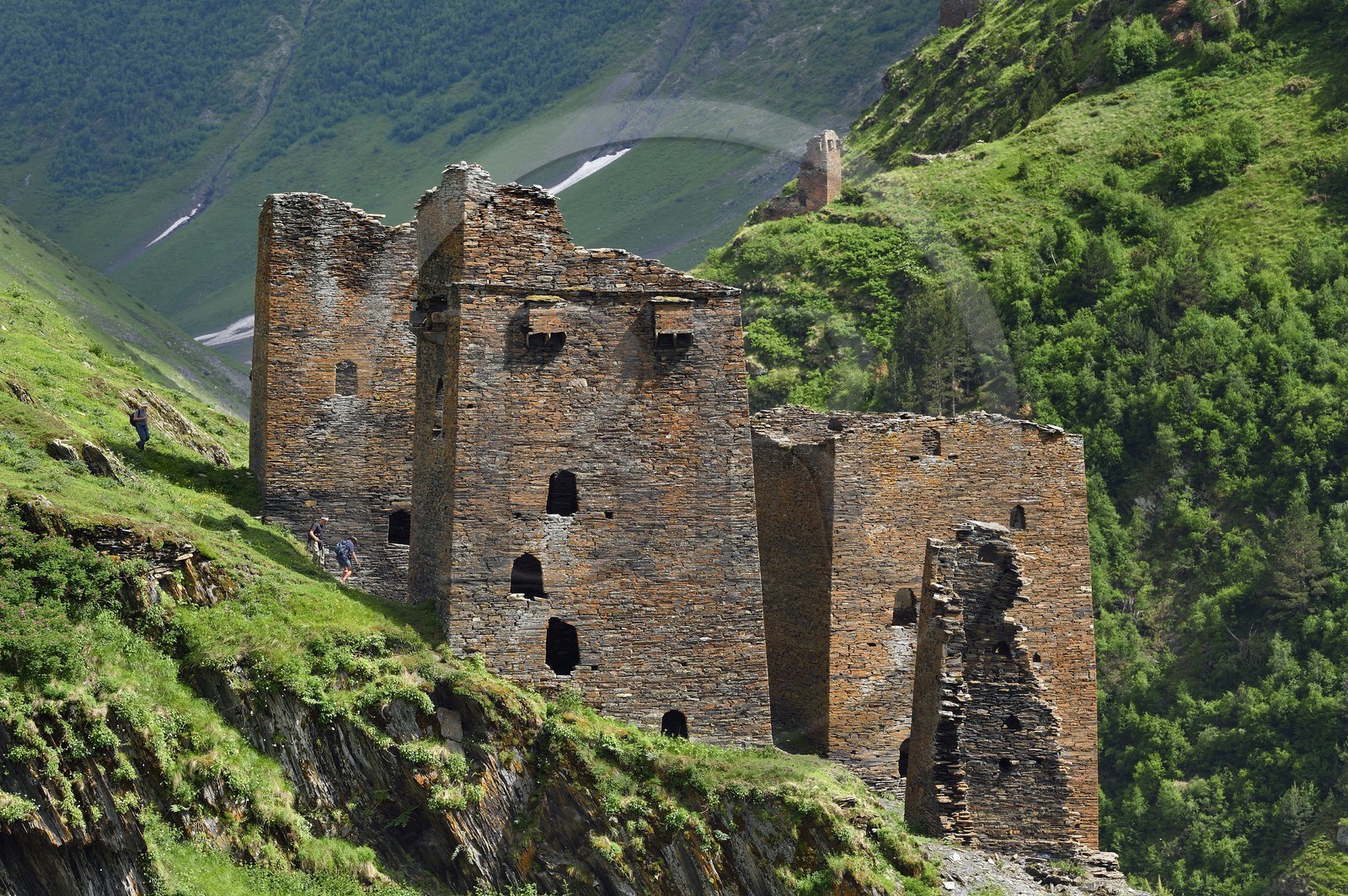 Géorgie, Kakheti, Parc national de Touchétie, vallée de la rivière Alazani dans les montagnes de Pirikiti, randonneurs traversant l'ensemble de tours défensives médiévales de l'ancien village de Parsma (Baso)