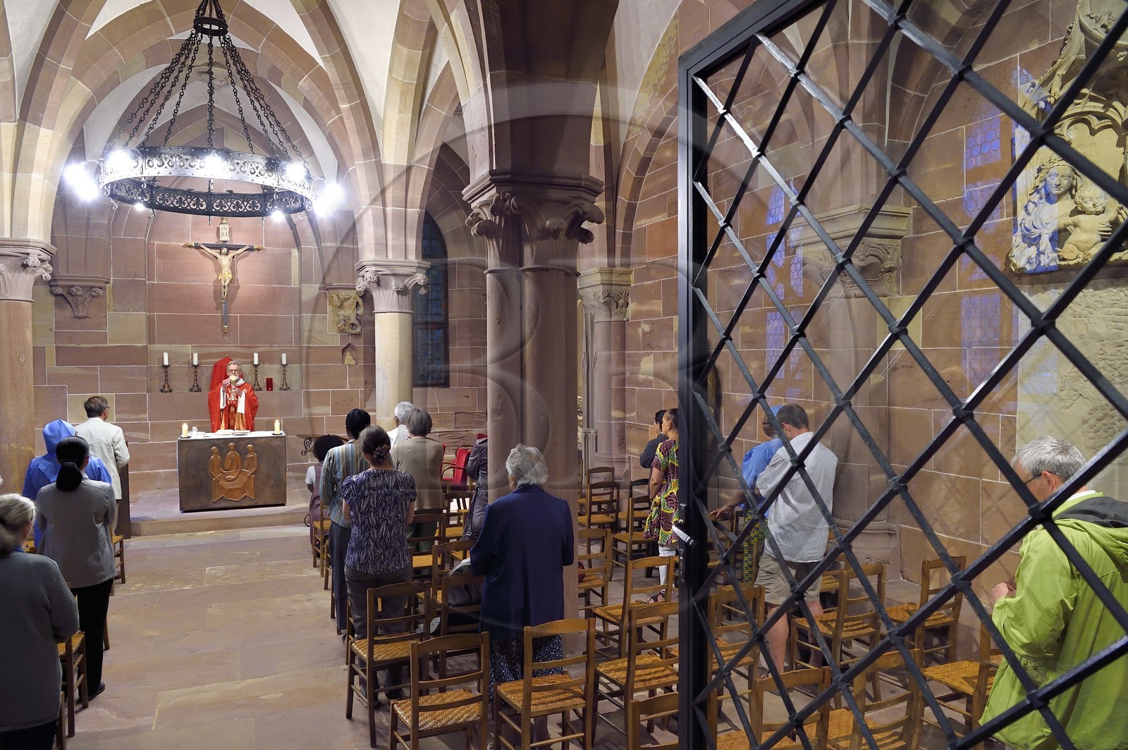 France, Bas-Rhin (67), Strasbourg, vieille ville classée au Patrimoine Mondial de l'UNESCO, la cathédrale Notre-Dame, office religieux dans la chapelle Saint-Jean-Baptiste, messe quotidienne de 7h30
