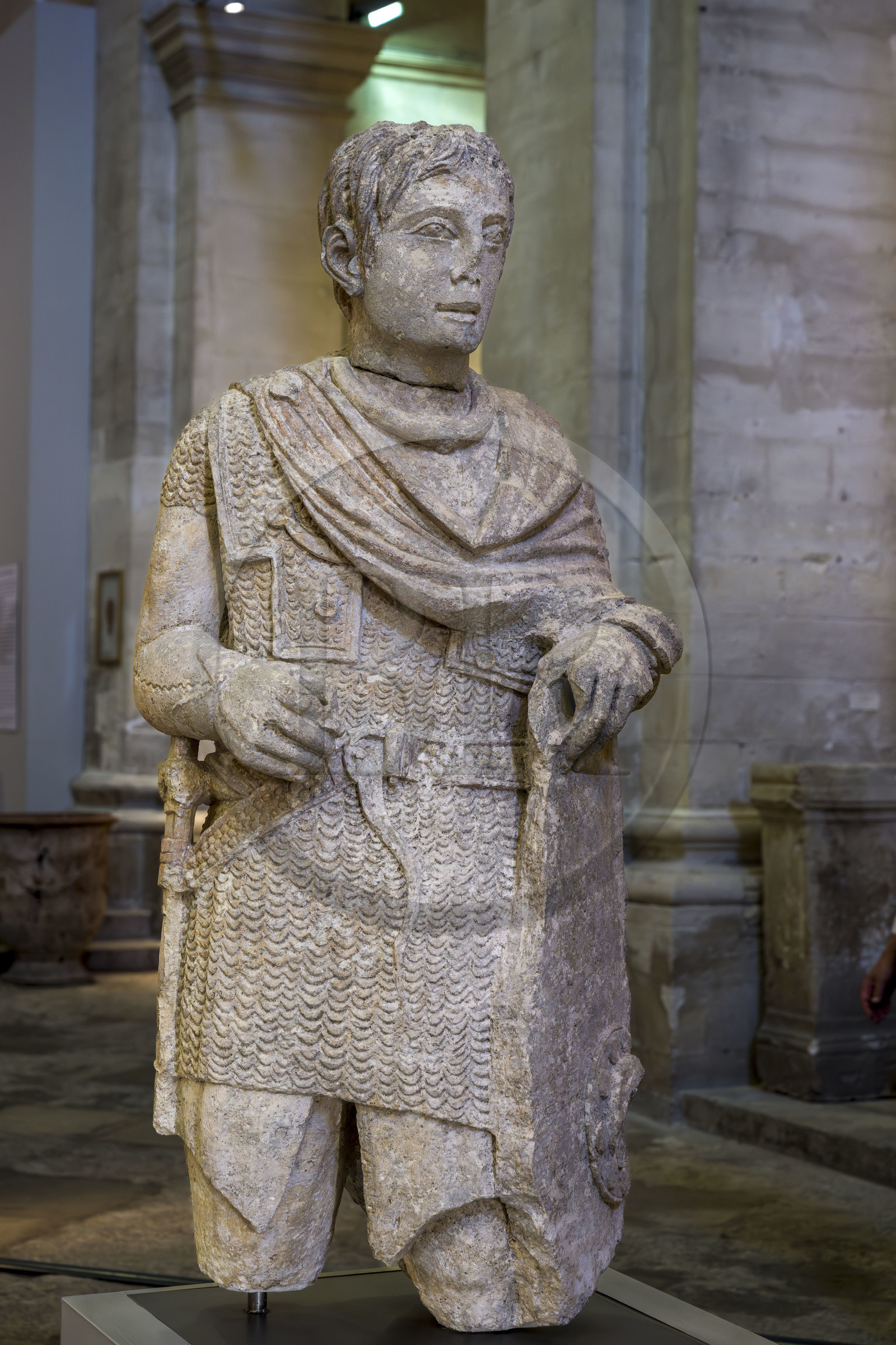 France, Vaucluse (84), Avignon, Musée Lapidaire installé dans une ancienne chapelle du collège des jésuites, collections archéologiques du musée Calvet, statue fragmentaire de guerrier, oeuvre funéraire pour un notable indigène ayant fait carrière dans l'armée romaine comme auxiliaire datant de la deuxième moitié du Ier siècle av. J.-C.